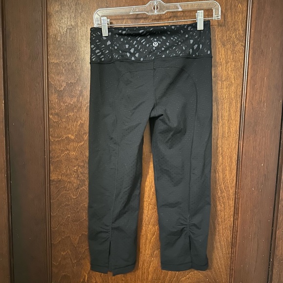 LULULEMON Leggings Gather and Crow Crop Black Dotted Luon size 4 - Picture 3 of 5